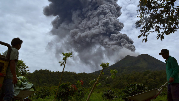 Блогер из Индонезии показал невероятные кадры мощного извержения вулкана на Суматре: километровые столбы пепла и дыма поражают