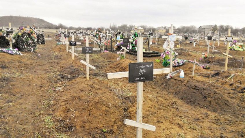 Появилось видео с кладбища в Новороссийске: погибших оккупантов закапывают в три ряда