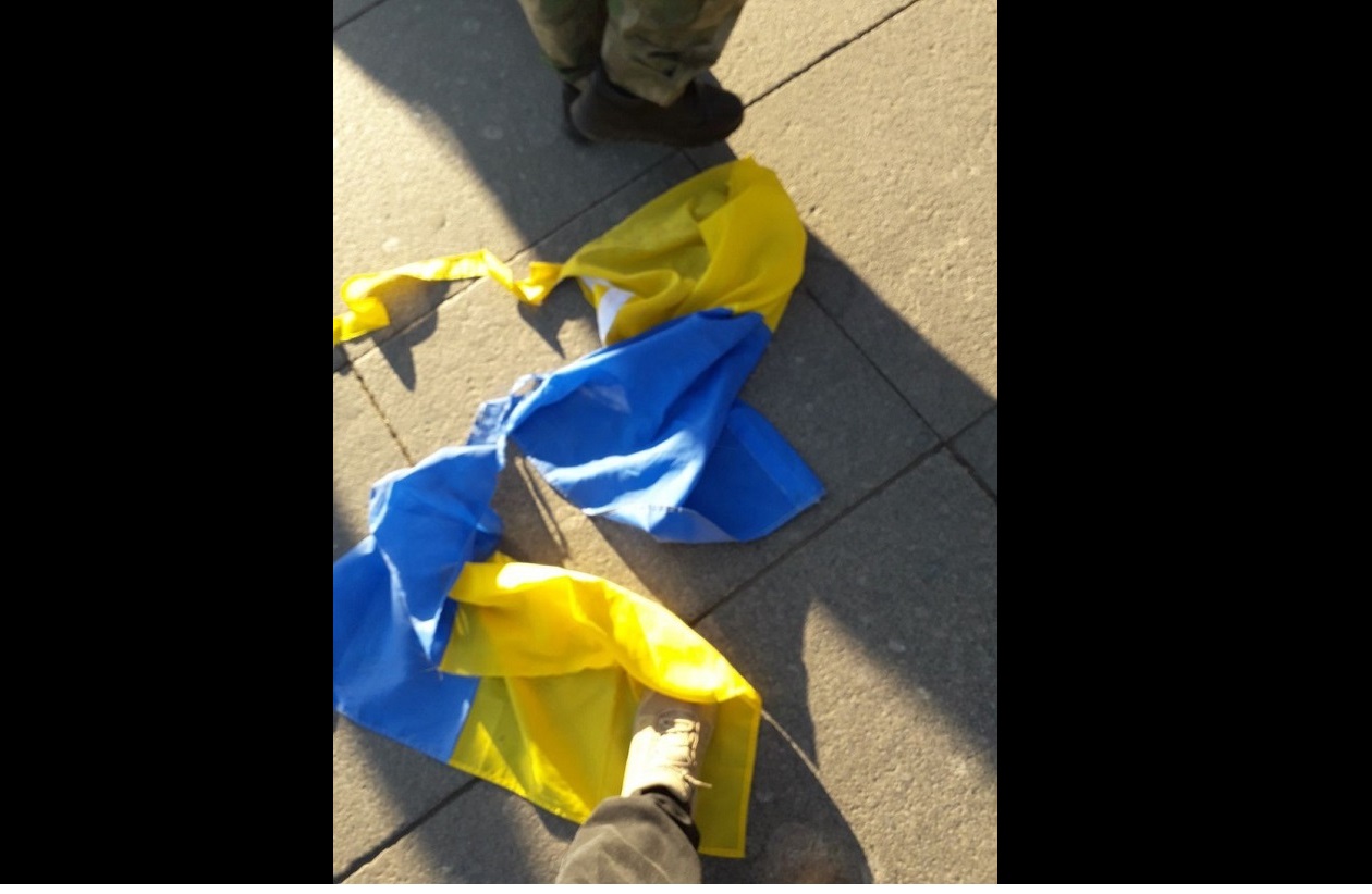 Боевики "ЛНР" осквернили и растоптали флаг Украины на акции протеста в России: опубликованы фото - вспыхнул скандал