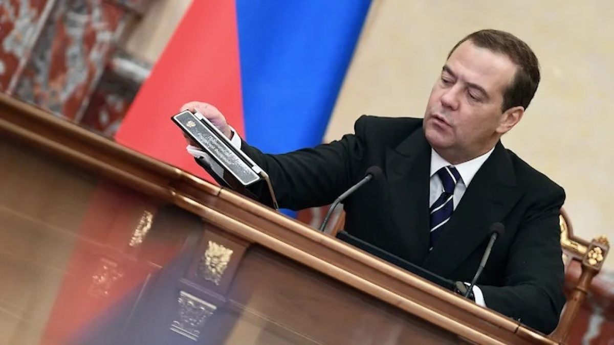 "Не выдержали, слабаки, можем кое-что подарить", - шутка украинцев про отставку Медведева "порвала" Интернет