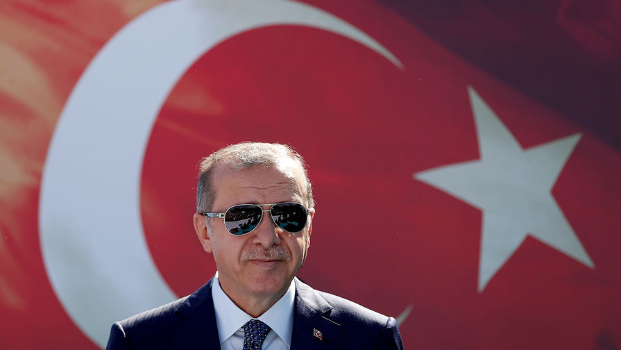 Турецкого президента уличили в использовании "титушек": во время выступления Эрдогана неизвестные "амбалы" разбросали протестующих. Кадры