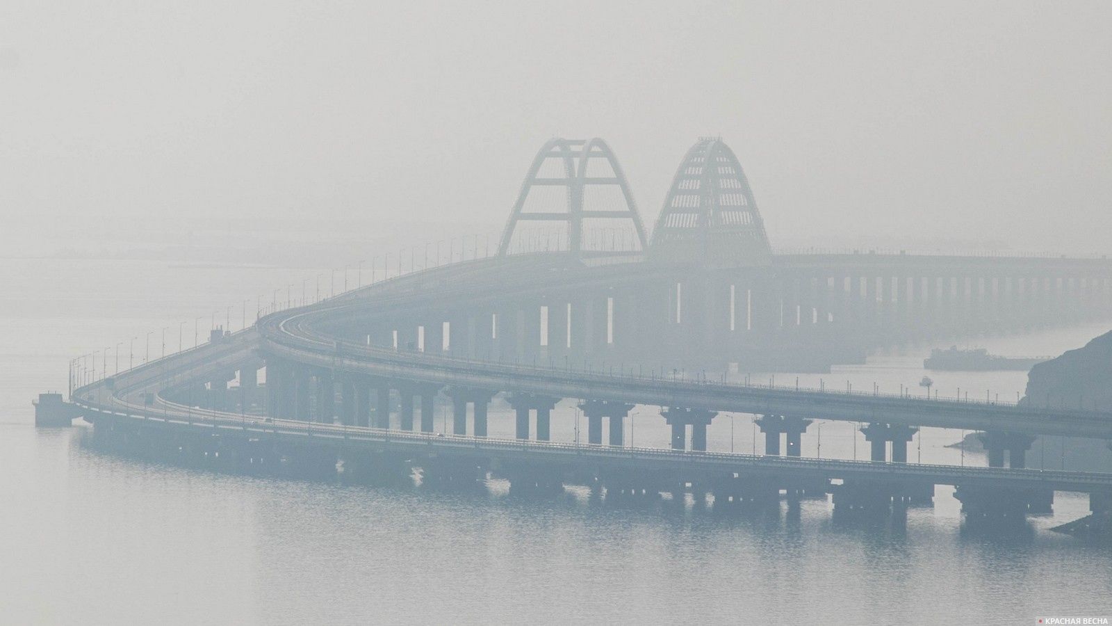 У Крымского моста километровые пробки: сотни людей не могут выехать – появилось видео