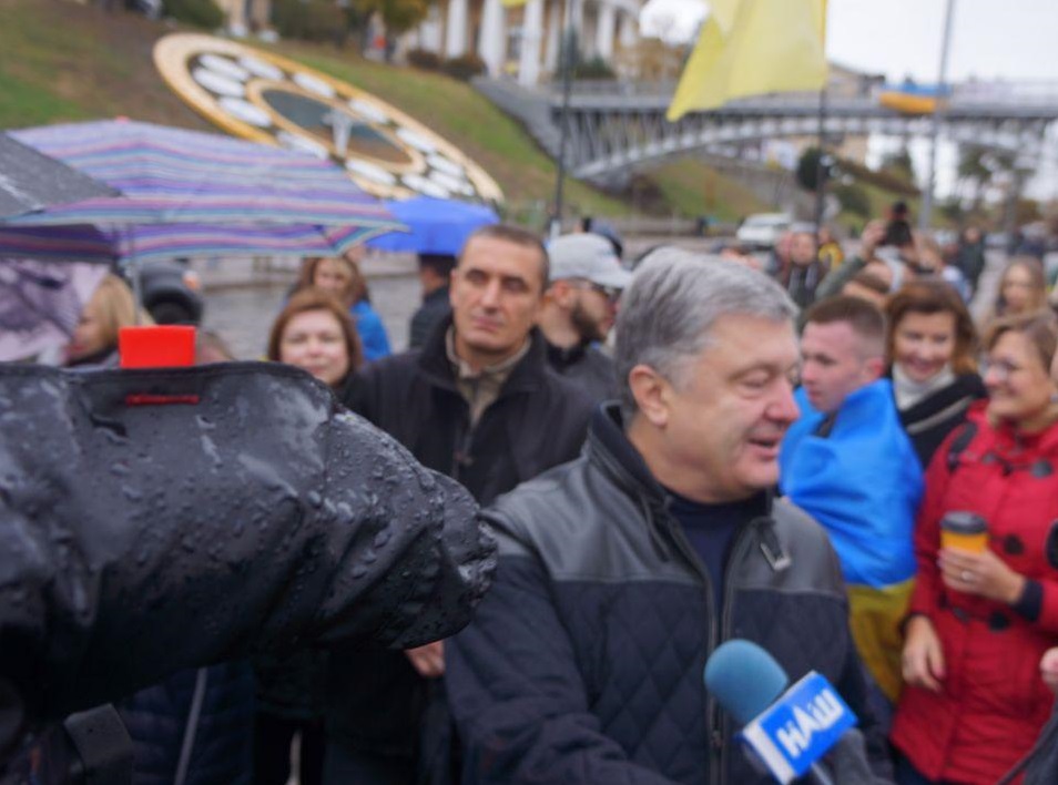 Таксист отказался везти Порошенко и его жену с вече на Майдане: появилось видео