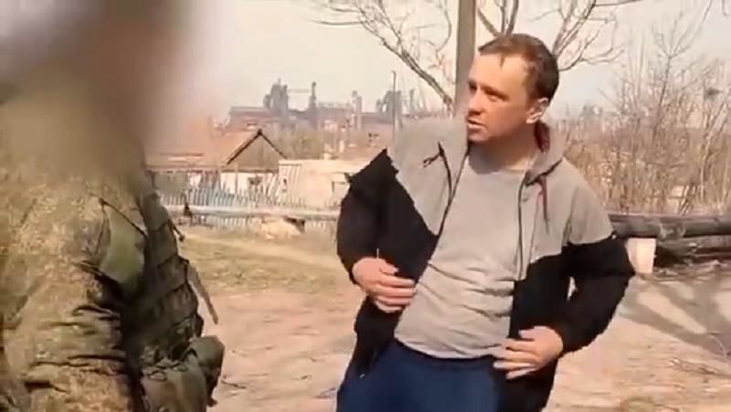 В Мариуполе оккупант попытался залезть в трусы украинцу в поисках "нацистских" татуировок – видео