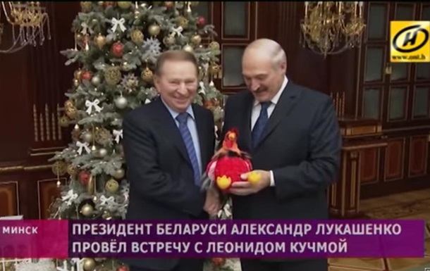 "Главное, что мы остались друзьями": президент Беларуси Лукашенко провел встречу с Леонидом Кучмой и подарил ему плюшевого петуха
