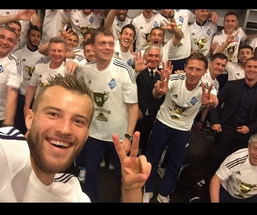 "Динамо" начало праздновать чемпионство еще в раздевалке 