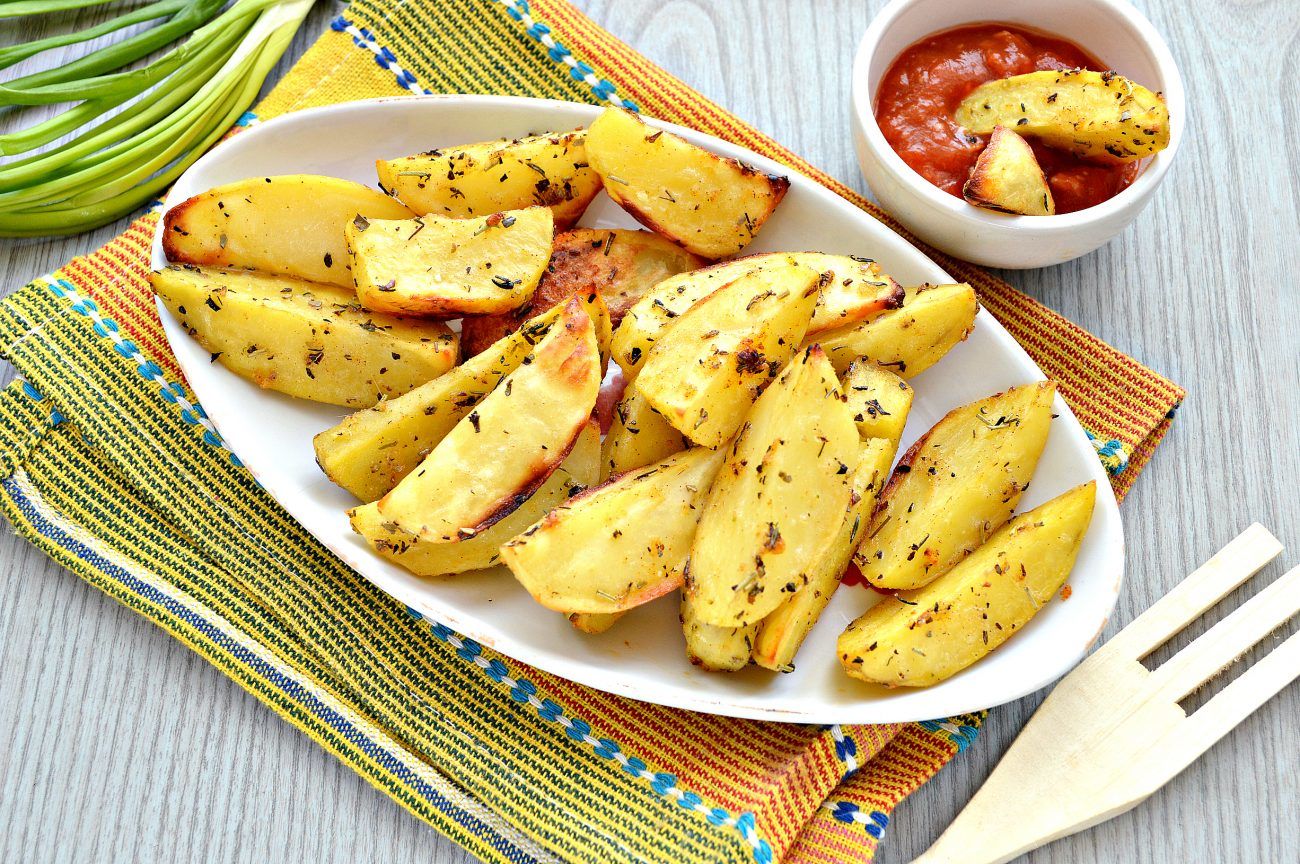 Сытный и вкусный ужин: рецепт запеченного картофеля в горчице порадует простотой и скоростью приготовления