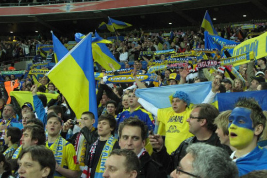 На матче Беларусь - Украина фанаты опять "вспоминают" о Путине и скандируют "Слава Украине!"