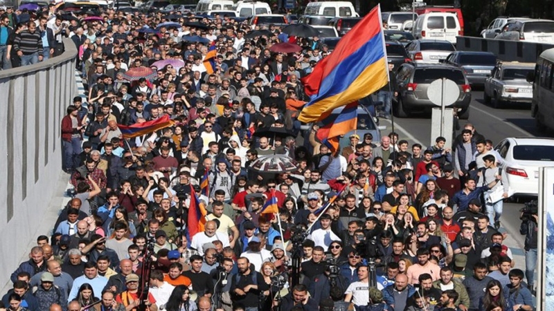 Масштабные митинги в Армении: Пашинян "поднимает" крупнейшие города, на улицах десятки тысяч человек, – названа причина. Онлайн-трансляция