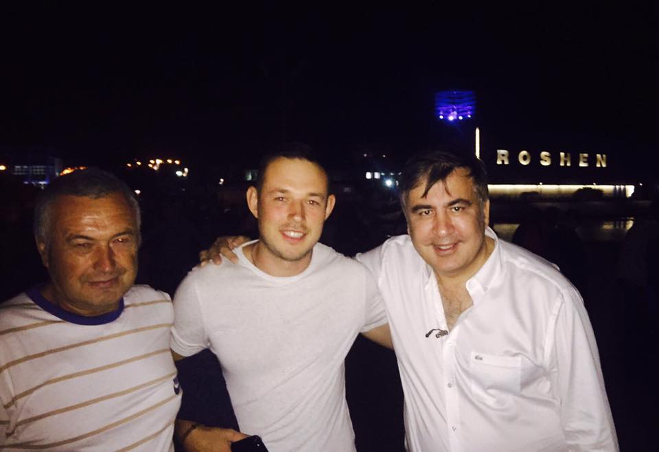 "Тролль" Саакашвили опубликовал фотографии на фоне "Рошена" - политик побывал в Виннице возле фонтанов Порошенко