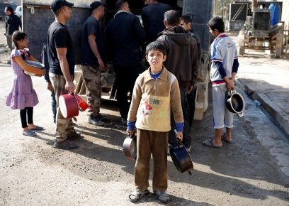 Сотни голодных жителей Мосула ищут спасения у солдат иракской армии: военные ждут подмоги и отдают свои пайки