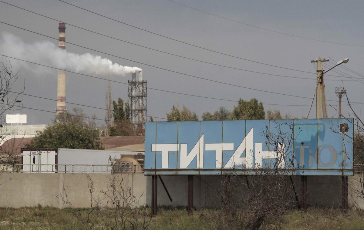 В Армянске новая волна химатаки - жители экстренно пытаются продать жилье и сбежать из отравленного города: кадры