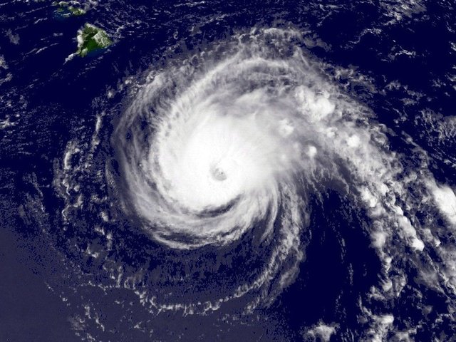 Тихоокеанский шторм усилился до урагана и движется к Гавайским островам