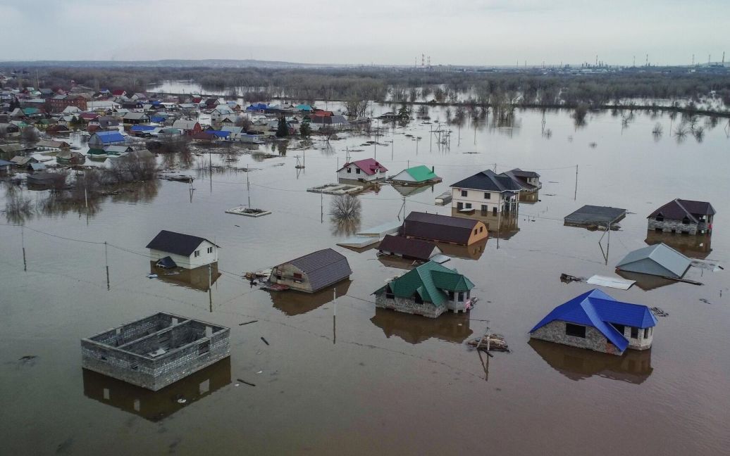 Вода у річці Урал швидко піднімається – росіяни втрачають житло, Оренбург починає тонути