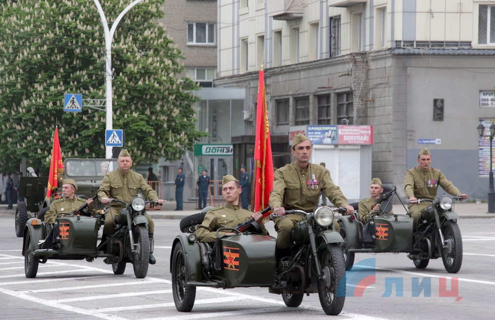 ​“Потрепанный” парад оккупанта в Луганске: кадры
