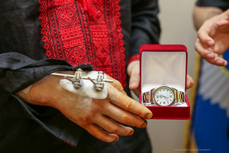 ​В честь выписки из больницы Аваков подарил Осмаеву оригинальные часы, поющие о Путине, Окуевой также достался неожиданный подарок (кадры)