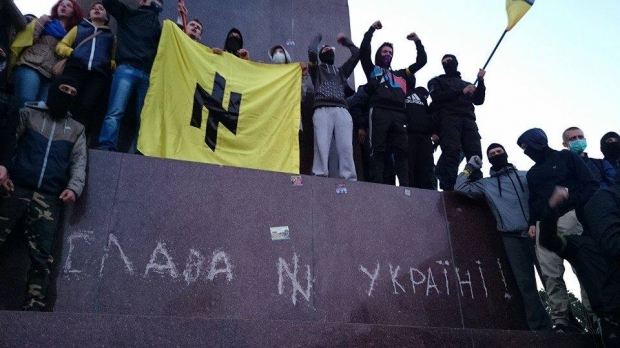 Участники "Марша мира" в Харькове высверлили на памятнике Ленину "Слава Украине!"