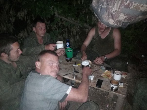 Алкоголь и "боевые подруги" на передовой: в Сеть попали кадры "досуга" российских боевиков на Донбассе