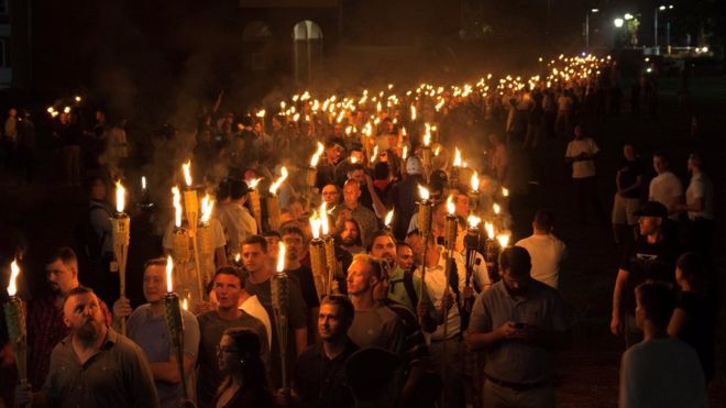 В Соединенных Штатах прошло масштабное факельное шествие белых расистов –кадры 