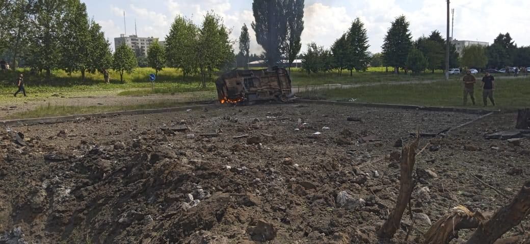 В Сети появилось видео последствий удара оккупантов по Первомайскому, где ранены много детей