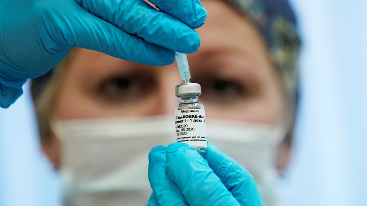 Российская вакцина "Спутник V" оказалась неэффективной: у добровольцев обнаружили COVID-19