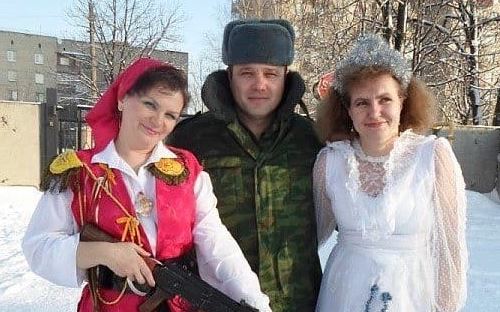 "Ангелы Чарли уже не те": соцсети "взорвало" фото боевика на Донбассе со "снегурочками"