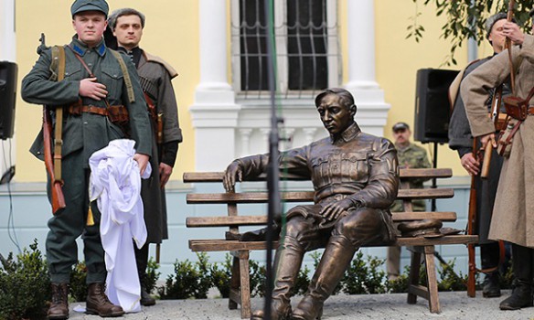 Первый в Украине памятник Симону Петлюре сегодня открыли в Виннице - кадры