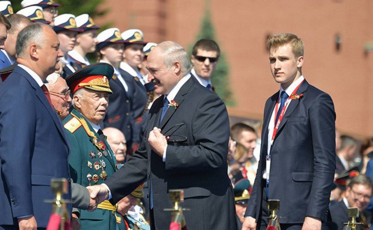 Лукашенко трижды показал характер на параде в Москве - Путин заметил "ход"