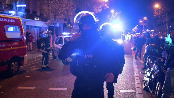 Штурм в Париже успешно окончен: освобожденных заложников выводят из зала