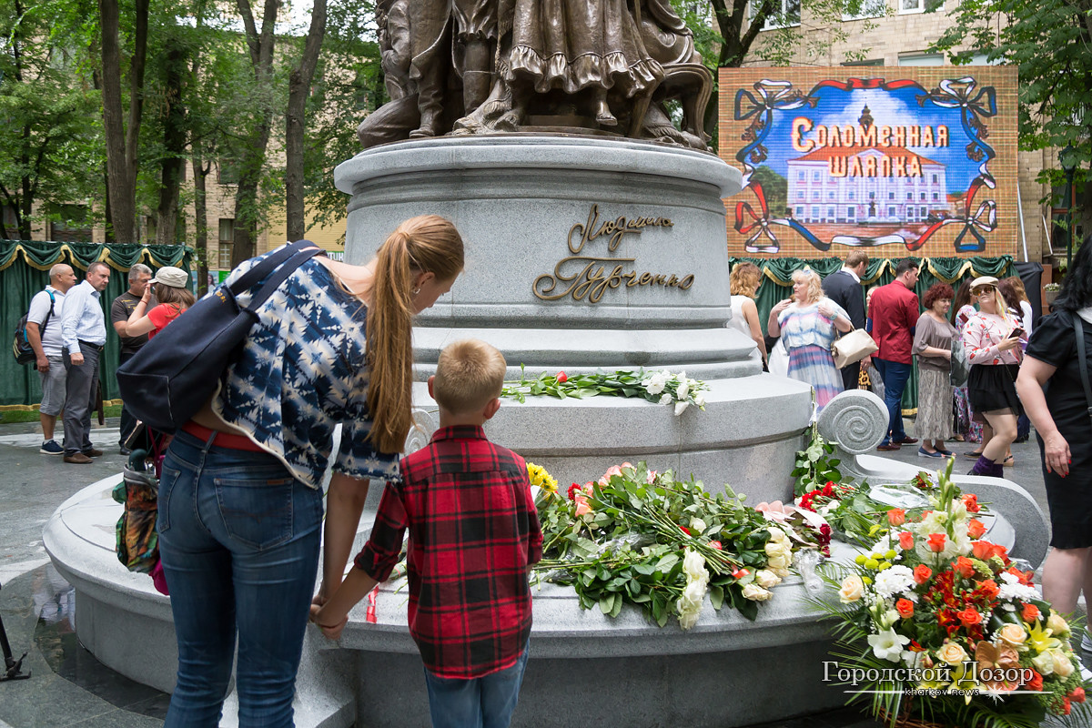 На родине Людмилы Гурченко в Харькове открыли памятник гениальной актрисе - кадры