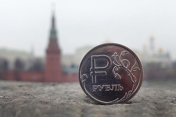 В России готовятся к грандиозному обвалу рубля: эксперты рассказали, что окончательно добьет российскую валюту