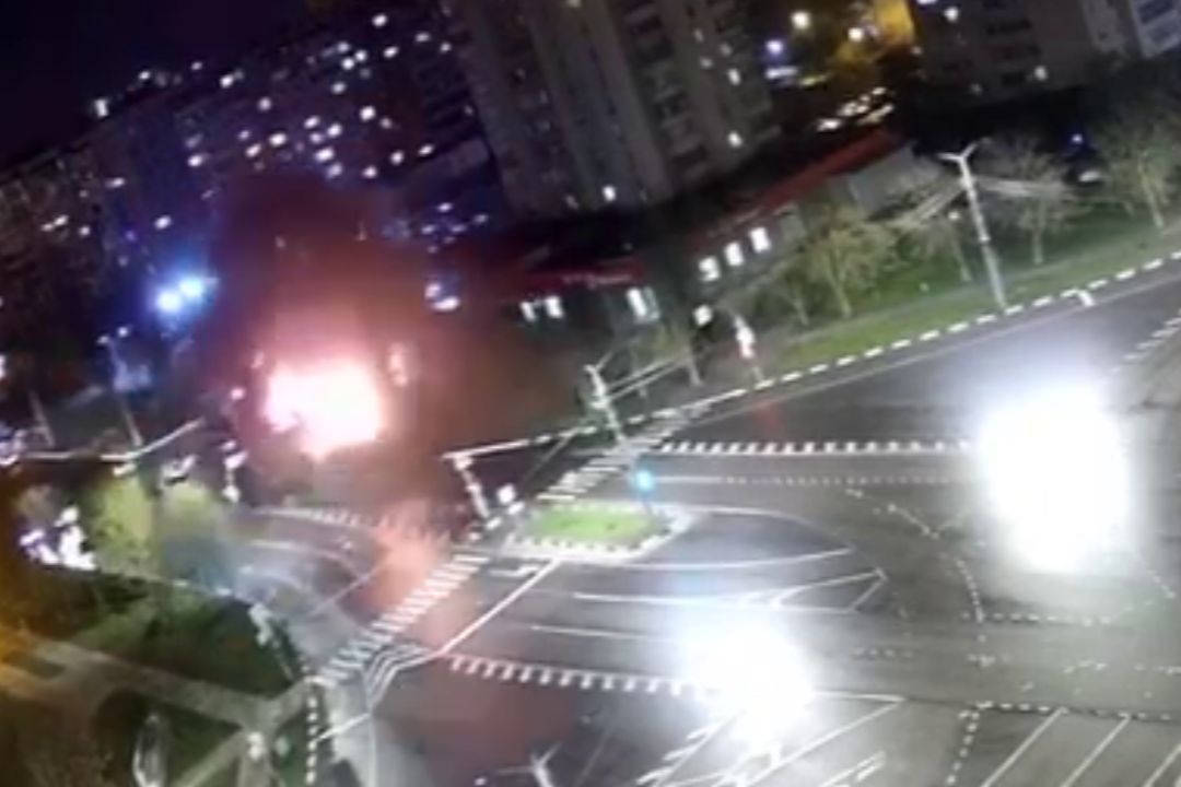 Бомбежка Белгорода: взрыв авиабомбы подбросил машину в воздух, как игрушку, момент попал на видео