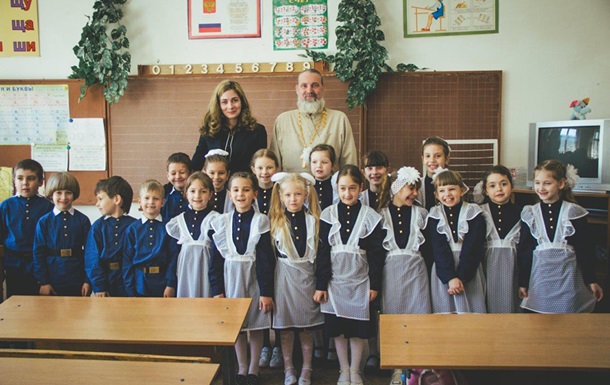 В Севастополе школьников одели в дореволюционную форму