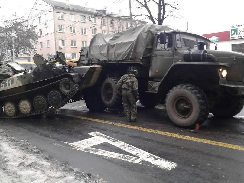 В Донецке БТР ДНР врезался в автобус с пассажирами