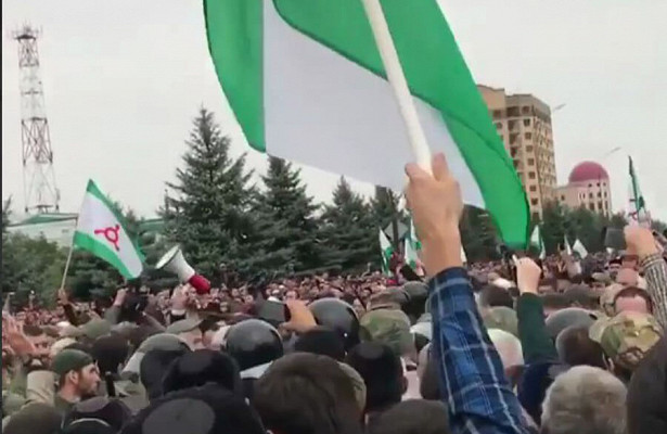 ​В Ингушетии начинается война: сотни силовиков Путина устроили террор в Назрани, бьют и хватают активистов