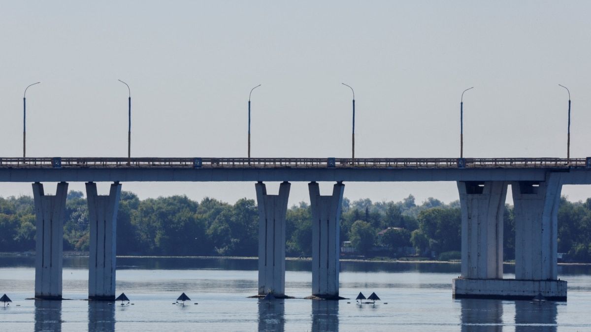 В Херсоне прогремело более 20 взрывов: нанесен новый удар по Антоновскому мосту