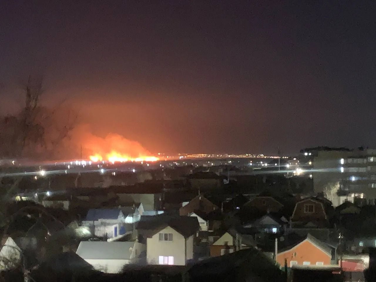 Дроны атаковали морской порт Темрюк – в Сети показали видео с масштабным пожаром