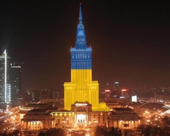 Дворец в Варшаве подсветят цветами украинского флага 