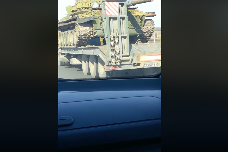 ​Колонну боевой техники ВС РФ заметили на границе с Украиной: кадры попали в Интернет