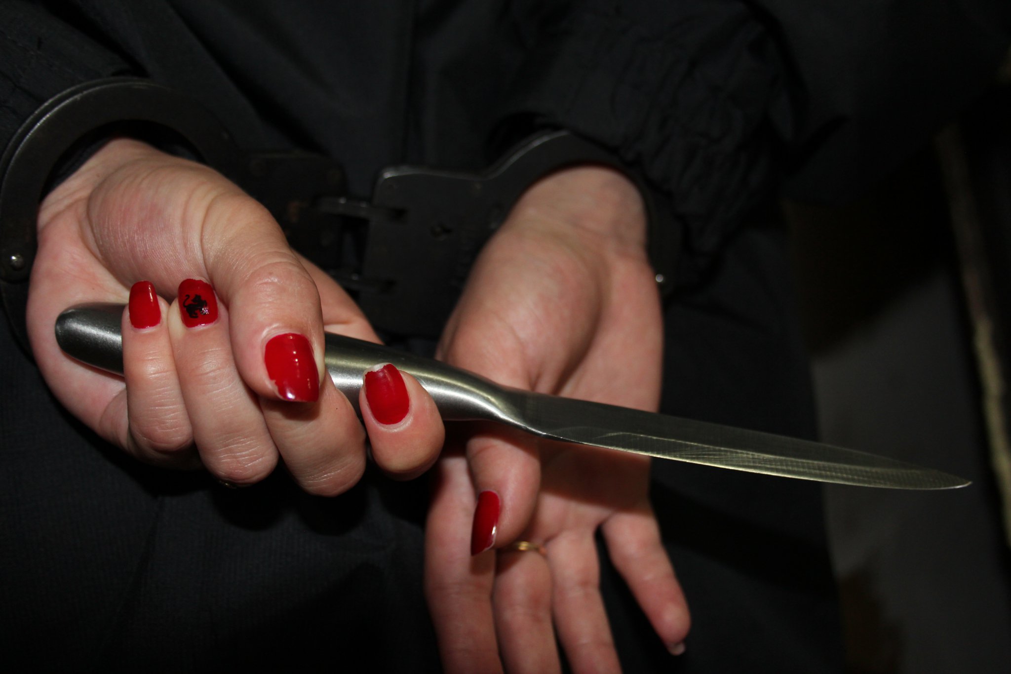 Население России продолжает сходить с ума: 19-летняя девушка 140 ножевыми ударами зарезала младшую сестру