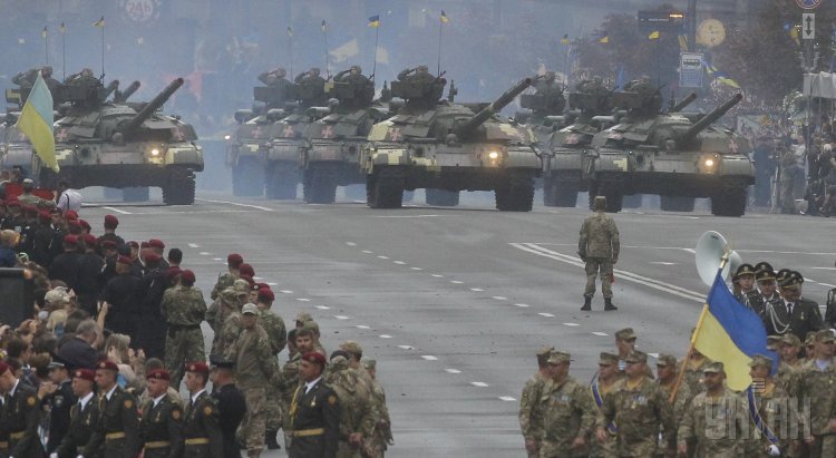 "Откуда у вас все это?! Техника, ракеты..." - соцсети поразила реакция российской семьи на парад в Киеве