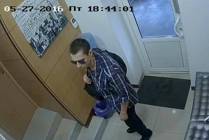 Дерзкое нападение на обменный пункт в Киеве: окровавленный  грабитель смог сбежать, ранив полицейского в ногу