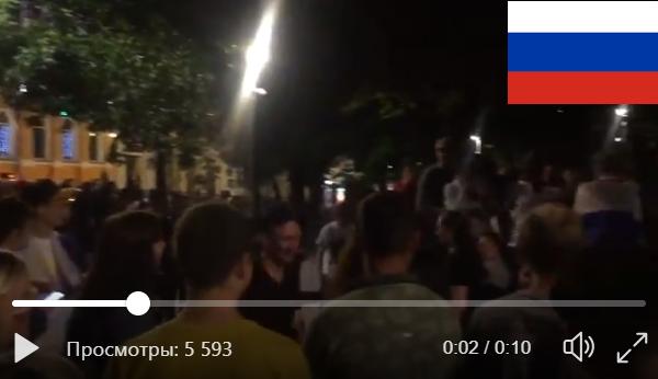 После слов "Слава Украине!" в центре Москвы россияне начали петь матерные песни о Хорватии: появилось видео
