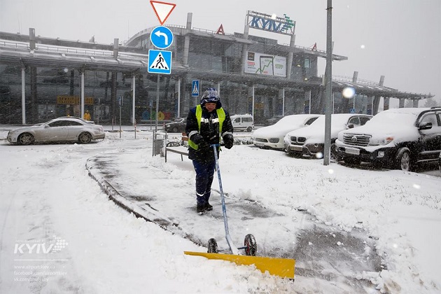 Снежный "армагеддон" в Киеве: из-за небывалых осадков и заснеженного аэропорта отменяются и переносятся рейсы - новые кадры