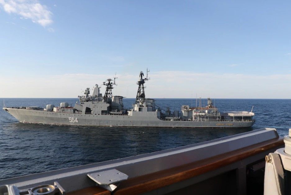 ВМС США показали приближение российского корабля "Удалой" к эсминцу USS Chafee