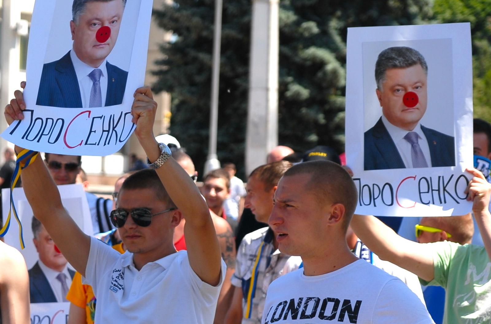 В Днепропетровске активисты перекрыли город: требуют отставки Порошенко
