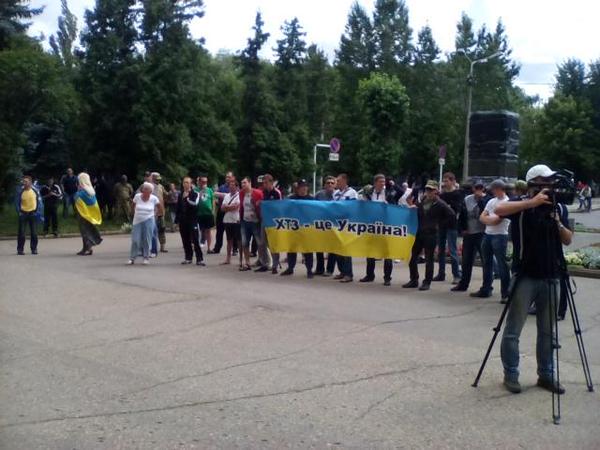 Активисты в балаклавах заблокировали Харьковский тракторный завод 