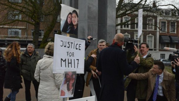 Мать погибшего в катастрофе МН17 пикетирует суд в Гааге: "Россия только врет и все отрицает"