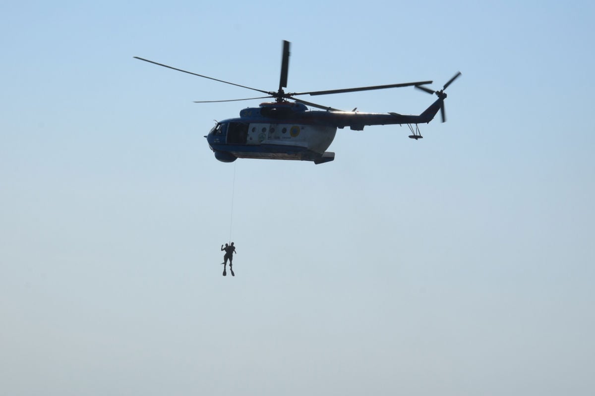 Спецназ ВМС ВСУ и пограничников прыгал из вертолета в Азовское море без парашютов: видео учений 