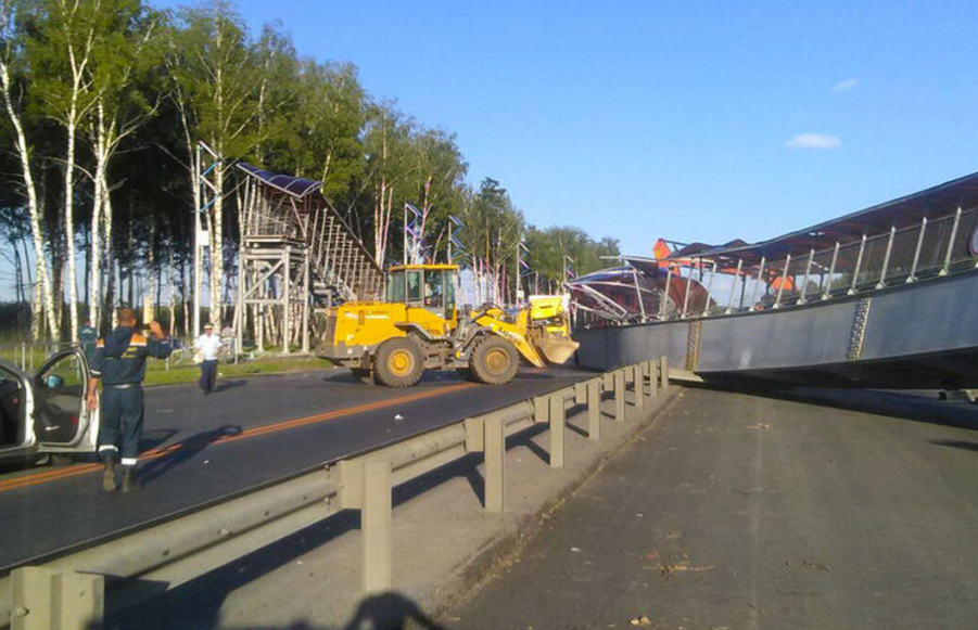 В России пешеходный мост рухнул прямо на проезжую часть крупной трассы: СМИ опубликовали фото и назвали причину трагедии